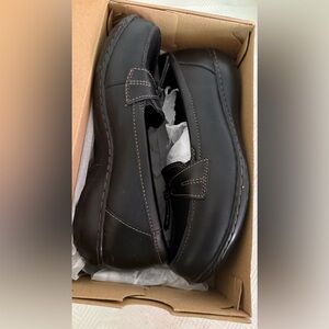 Clarks women black loafers